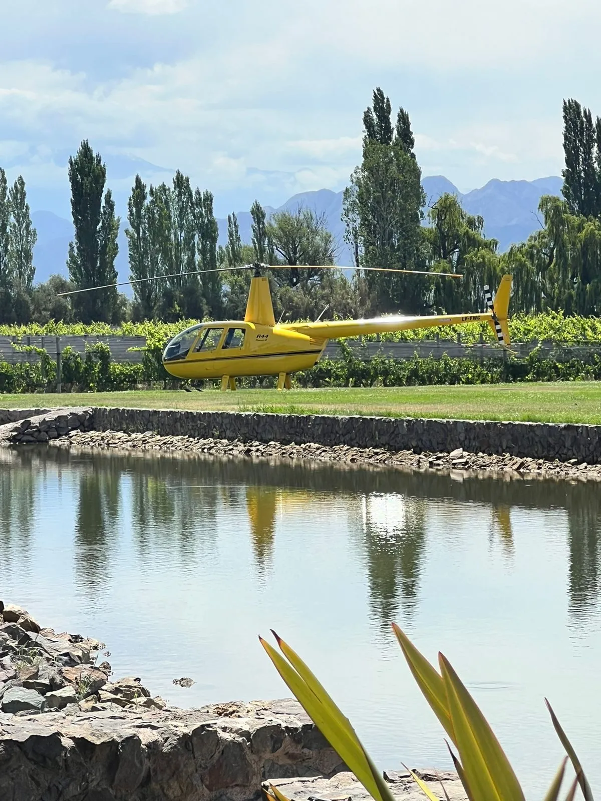 Helicóptero aterrizando en bodega